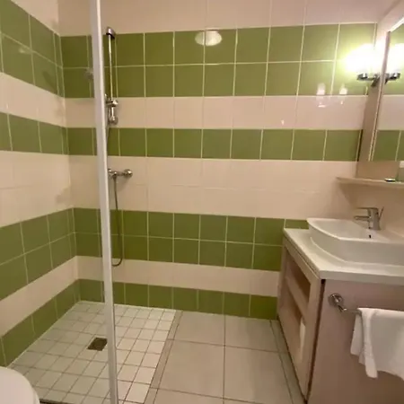 Maison 6 Personnes Avec Terrasse, Piscines Et Sauna