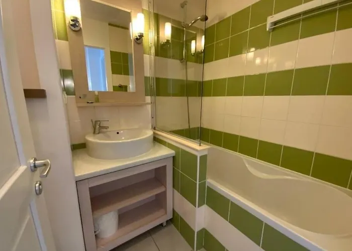 Maison 6 Personnes Avec 2 Chambres, Piscines Et Sauna Vakantiehuis *
