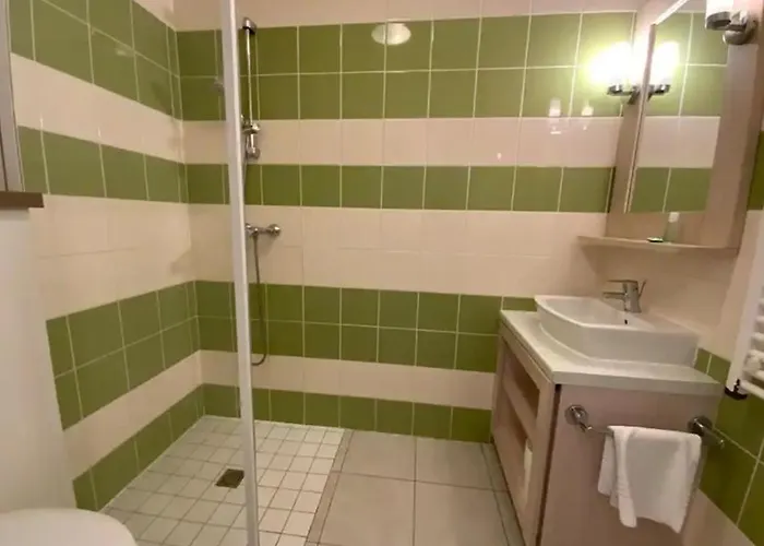 Maison 6 Personnes Avec 2 Chambres, Piscines Et Sauna